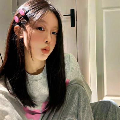 她的微笑像颗糖